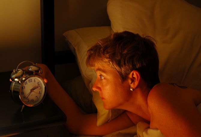 Fibromialgia e sonno - donna stanca al mattino